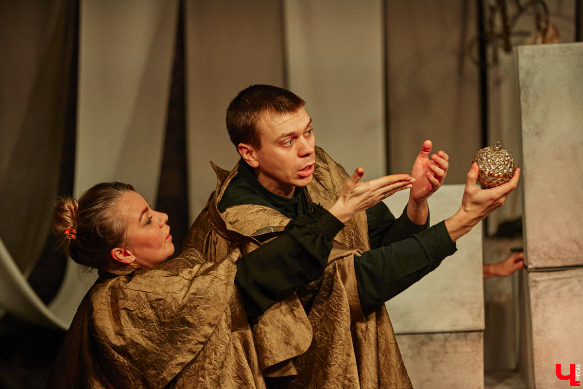 Подарок для юных владимирских зрителей приготовил «Театр         Т» из         Москвы         — волшебный спектакль «Щелкунчик» (0+). Интерактивное представление         — отличный шанс попасть в         сказку Гофмана прямо из         зала. Ожившие персонажи и         чудесные превращения не         оставят равнодушными детей и         их         родителей. Премьерные показы уже стартовали в         областном центре. Наше издание побывало на         одном из         них.