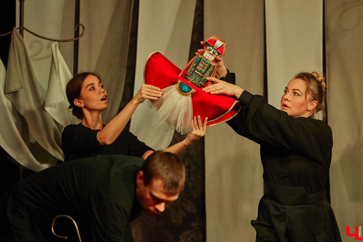 Подарок для юных владимирских зрителей приготовил «Театр         Т» из         Москвы         — волшебный спектакль «Щелкунчик» (0+). Интерактивное представление         — отличный шанс попасть в         сказку Гофмана прямо из         зала. Ожившие персонажи и         чудесные превращения не         оставят равнодушными детей и         их         родителей. Премьерные показы уже стартовали в         областном центре. Наше издание побывало на         одном из         них.