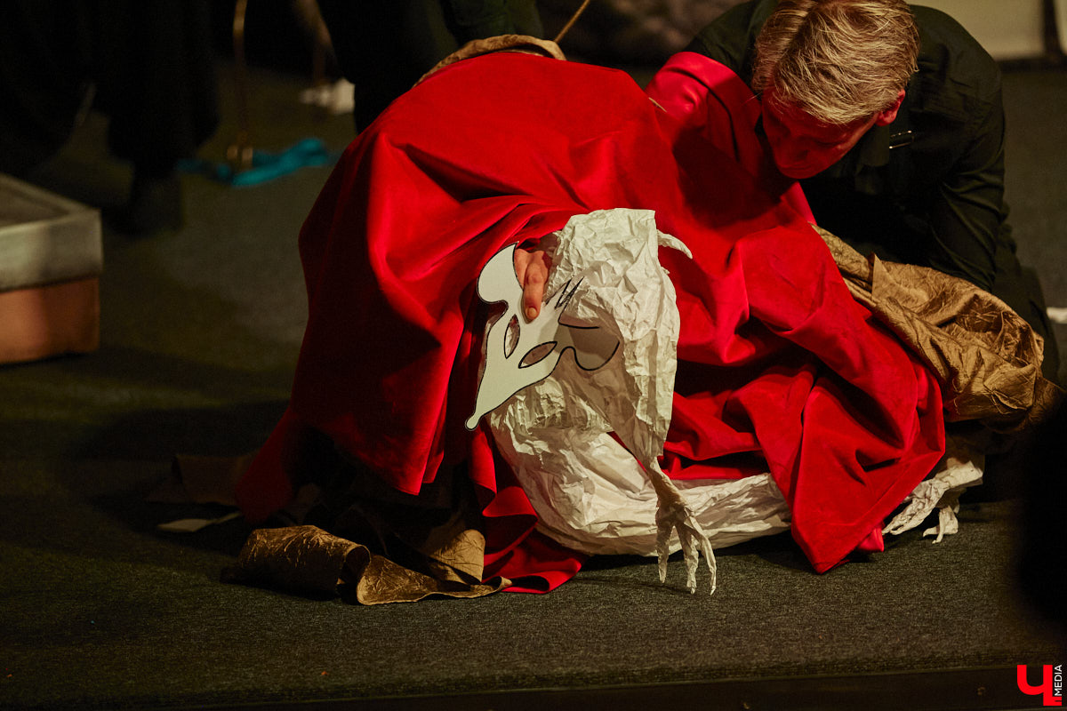 Подарок для юных владимирских зрителей приготовил «Театр         Т» из         Москвы         — волшебный спектакль «Щелкунчик» (0+). Интерактивное представление         — отличный шанс попасть в         сказку Гофмана прямо из         зала. Ожившие персонажи и         чудесные превращения не         оставят равнодушными детей и         их         родителей. Премьерные показы уже стартовали в         областном центре. Наше издание побывало на         одном из         них.