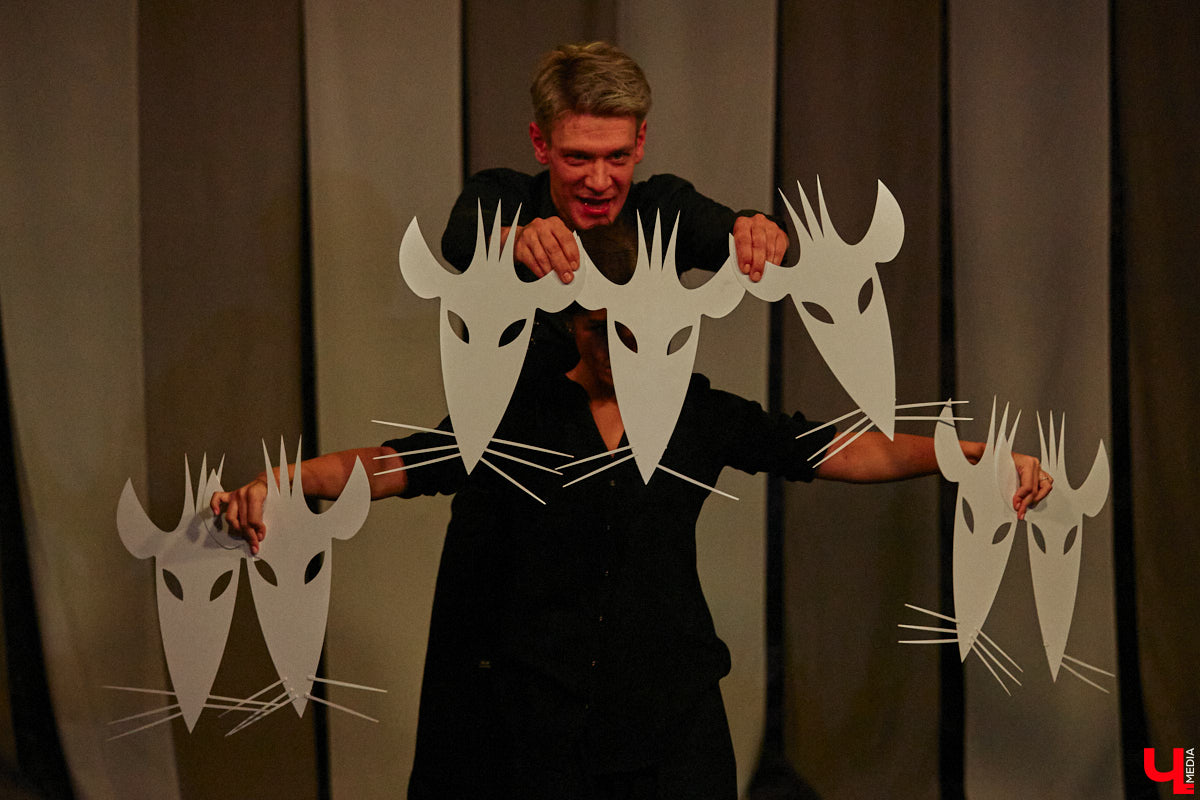 Подарок для юных владимирских зрителей приготовил «Театр         Т» из         Москвы         — волшебный спектакль «Щелкунчик» (0+). Интерактивное представление         — отличный шанс попасть в         сказку Гофмана прямо из         зала. Ожившие персонажи и         чудесные превращения не         оставят равнодушными детей и         их         родителей. Премьерные показы уже стартовали в         областном центре. Наше издание побывало на         одном из         них.