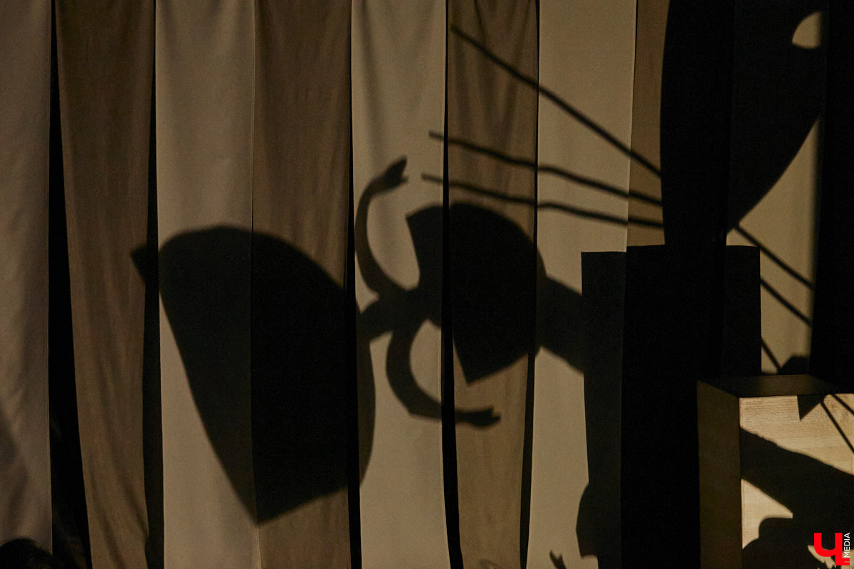 Подарок для юных владимирских зрителей приготовил «Театр         Т» из         Москвы         — волшебный спектакль «Щелкунчик» (0+). Интерактивное представление         — отличный шанс попасть в         сказку Гофмана прямо из         зала. Ожившие персонажи и         чудесные превращения не         оставят равнодушными детей и         их         родителей. Премьерные показы уже стартовали в         областном центре. Наше издание побывало на         одном из         них.