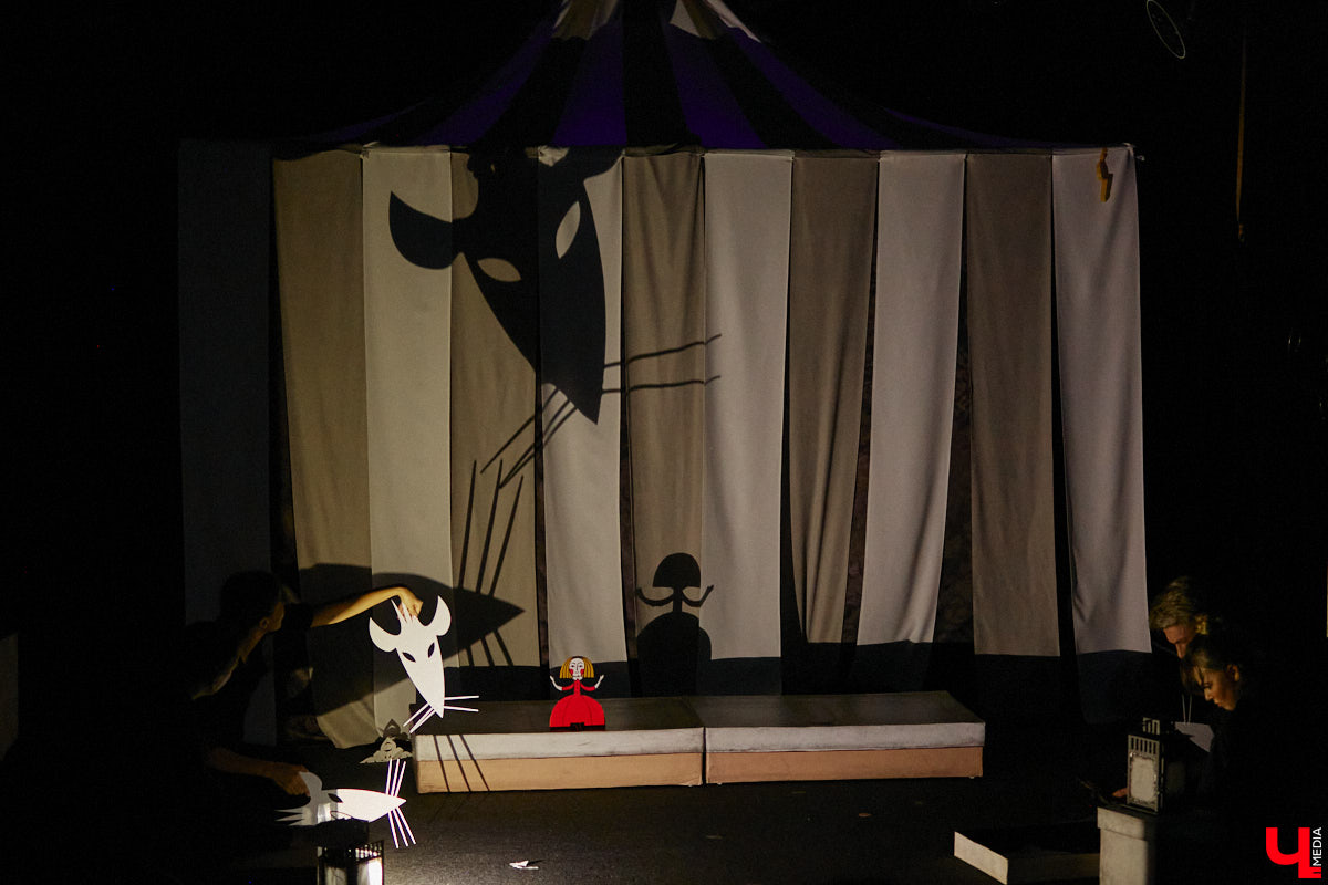 Подарок для юных владимирских зрителей приготовил «Театр         Т» из         Москвы         — волшебный спектакль «Щелкунчик» (0+). Интерактивное представление         — отличный шанс попасть в         сказку Гофмана прямо из         зала. Ожившие персонажи и         чудесные превращения не         оставят равнодушными детей и         их         родителей. Премьерные показы уже стартовали в         областном центре. Наше издание побывало на         одном из         них.