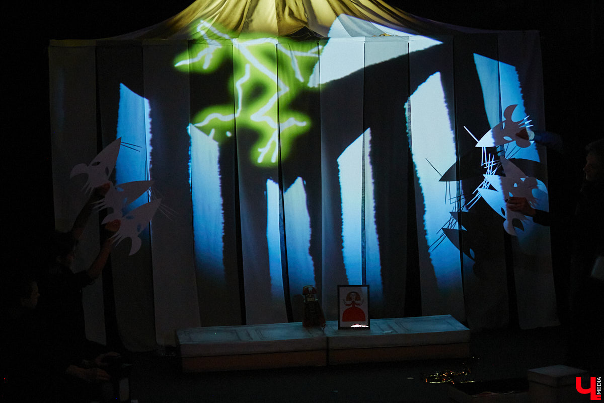 Подарок для юных владимирских зрителей приготовил «Театр         Т» из         Москвы         — волшебный спектакль «Щелкунчик» (0+). Интерактивное представление         — отличный шанс попасть в         сказку Гофмана прямо из         зала. Ожившие персонажи и         чудесные превращения не         оставят равнодушными детей и         их         родителей. Премьерные показы уже стартовали в         областном центре. Наше издание побывало на         одном из         них.