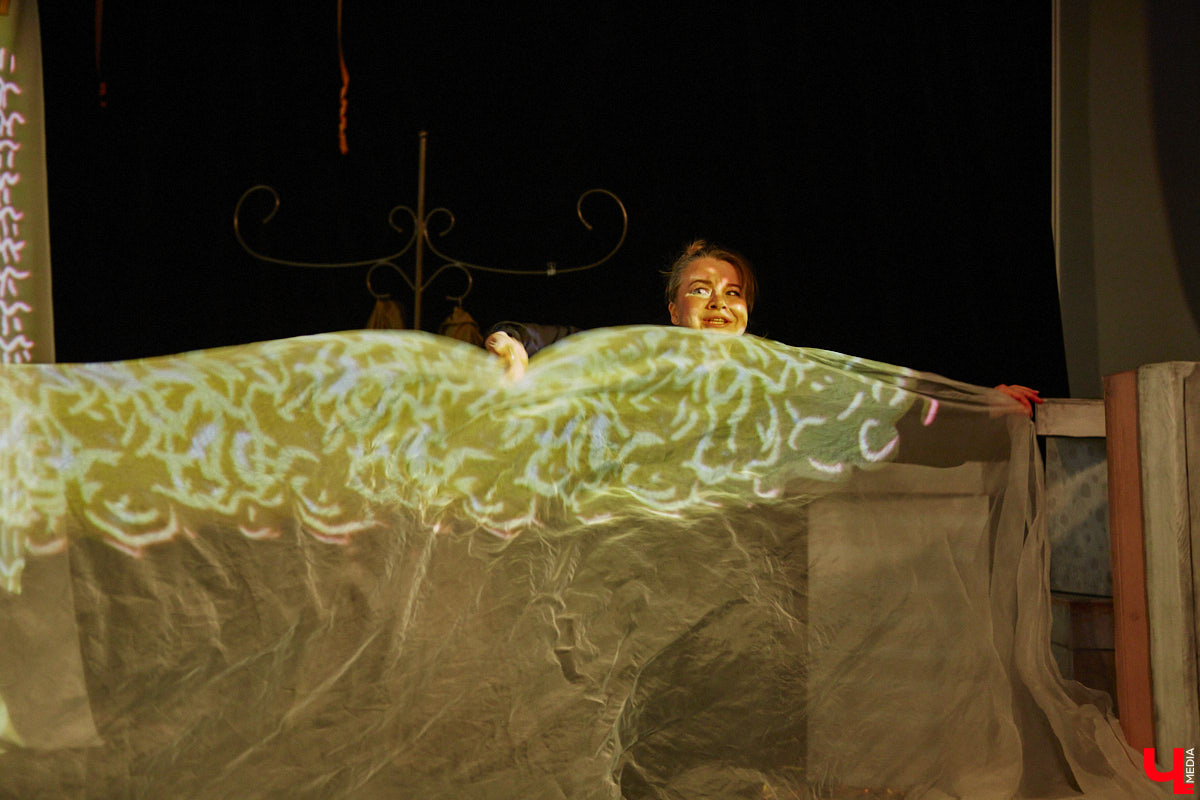 Подарок для юных владимирских зрителей приготовил «Театр         Т» из         Москвы         — волшебный спектакль «Щелкунчик» (0+). Интерактивное представление         — отличный шанс попасть в         сказку Гофмана прямо из         зала. Ожившие персонажи и         чудесные превращения не         оставят равнодушными детей и         их         родителей. Премьерные показы уже стартовали в         областном центре. Наше издание побывало на         одном из         них.