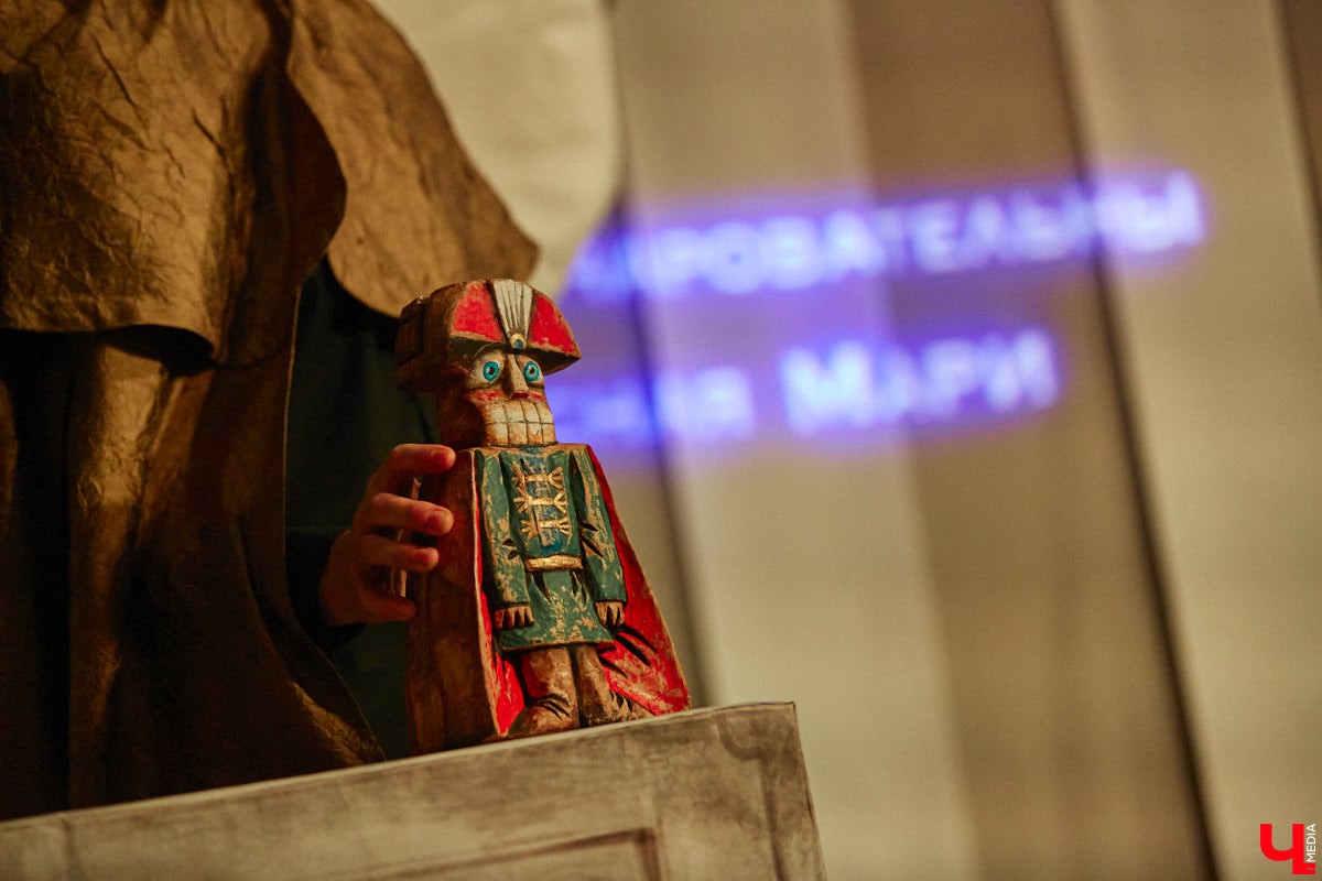 Подарок для юных владимирских зрителей приготовил «Театр         Т» из         Москвы         — волшебный спектакль «Щелкунчик» (0+). Интерактивное представление         — отличный шанс попасть в         сказку Гофмана прямо из         зала. Ожившие персонажи и         чудесные превращения не         оставят равнодушными детей и         их         родителей. Премьерные показы уже стартовали в         областном центре. Наше издание побывало на         одном из         них.