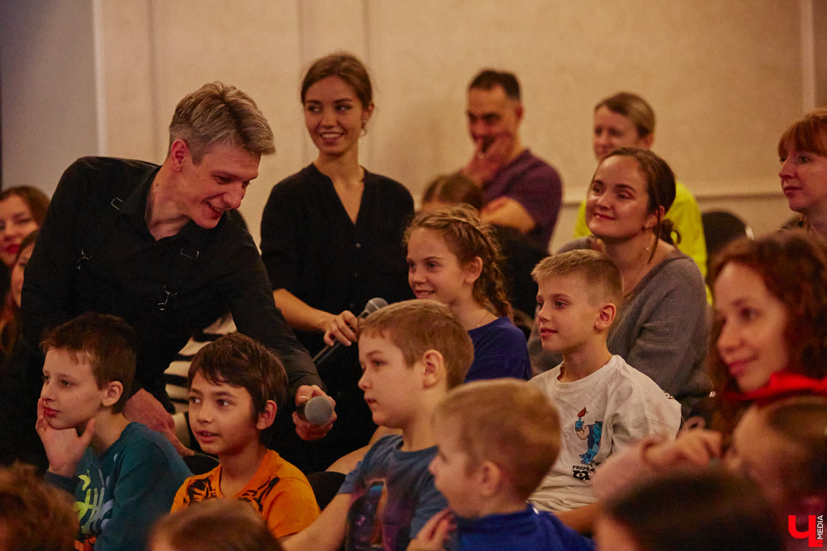 Подарок для юных владимирских зрителей приготовил «Театр         Т» из         Москвы         — волшебный спектакль «Щелкунчик» (0+). Интерактивное представление         — отличный шанс попасть в         сказку Гофмана прямо из         зала. Ожившие персонажи и         чудесные превращения не         оставят равнодушными детей и         их         родителей. Премьерные показы уже стартовали в         областном центре. Наше издание побывало на         одном из         них.