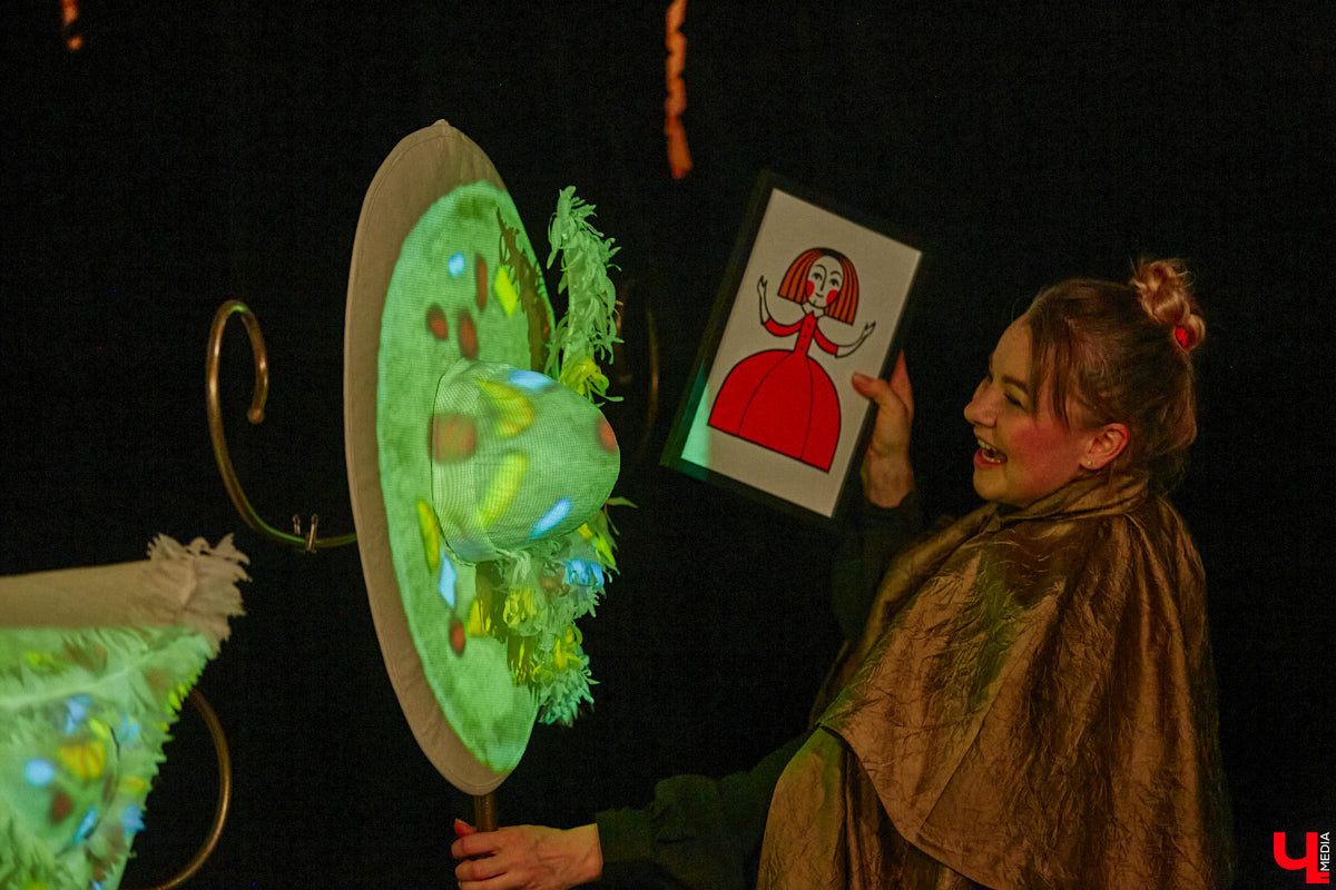 Подарок для юных владимирских зрителей приготовил «Театр         Т» из         Москвы         — волшебный спектакль «Щелкунчик» (0+). Интерактивное представление         — отличный шанс попасть в         сказку Гофмана прямо из         зала. Ожившие персонажи и         чудесные превращения не         оставят равнодушными детей и         их         родителей. Премьерные показы уже стартовали в         областном центре. Наше издание побывало на         одном из         них.