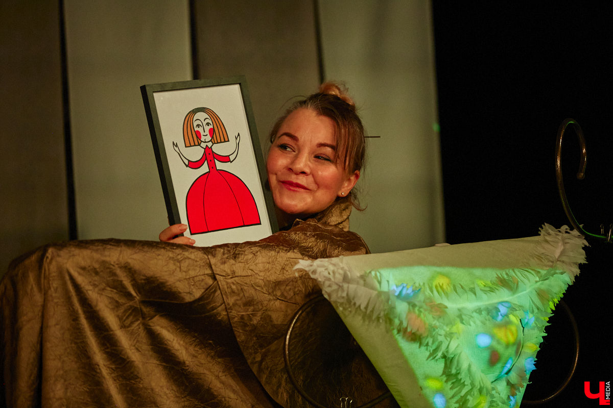 Подарок для юных владимирских зрителей приготовил «Театр         Т» из         Москвы         — волшебный спектакль «Щелкунчик» (0+). Интерактивное представление         — отличный шанс попасть в         сказку Гофмана прямо из         зала. Ожившие персонажи и         чудесные превращения не         оставят равнодушными детей и         их         родителей. Премьерные показы уже стартовали в         областном центре. Наше издание побывало на         одном из         них.