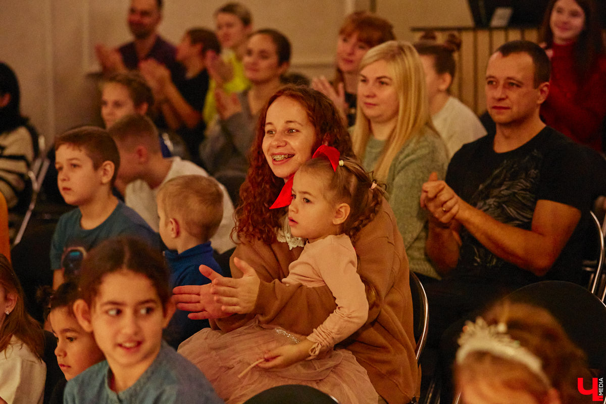 Подарок для юных владимирских зрителей приготовил «Театр         Т» из         Москвы         — волшебный спектакль «Щелкунчик» (0+). Интерактивное представление         — отличный шанс попасть в         сказку Гофмана прямо из         зала. Ожившие персонажи и         чудесные превращения не         оставят равнодушными детей и         их         родителей. Премьерные показы уже стартовали в         областном центре. Наше издание побывало на         одном из         них.