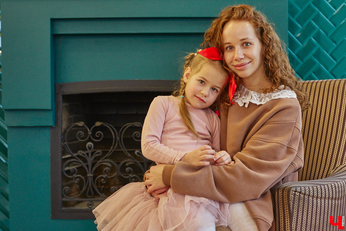 Подарок для юных владимирских зрителей приготовил «Театр         Т» из         Москвы         — волшебный спектакль «Щелкунчик» (0+). Интерактивное представление         — отличный шанс попасть в         сказку Гофмана прямо из         зала. Ожившие персонажи и         чудесные превращения не         оставят равнодушными детей и         их         родителей. Премьерные показы уже стартовали в         областном центре. Наше издание побывало на         одном из         них.