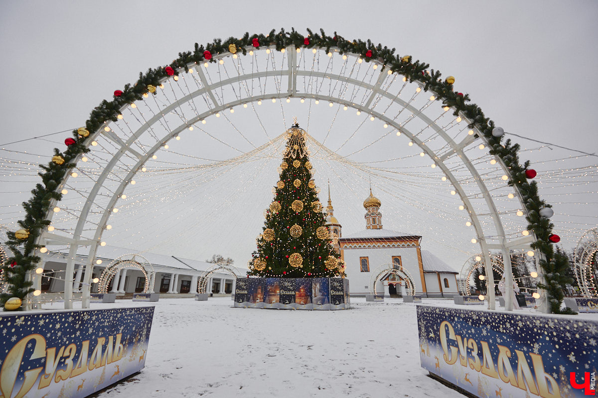 Юбилей музея под открытым небом позади, однако некоторые проекты до сих пор не закончены. Например, движение из Владимира в Суздаль по трассе Р-132 «Золотое кольцо» и сейчас вызывает много вопросов. Когда завершат капитальный ремонт на объекте и что еще в древнем городе придется доделывать в будущем году? Читайте в репортаже «Ключ-Медиа».