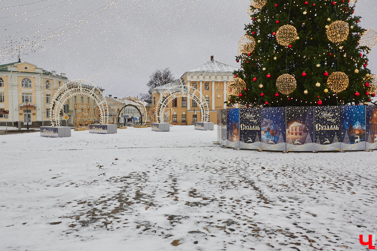 Юбилей музея под открытым небом позади, однако некоторые проекты до сих пор не закончены. Например, движение из Владимира в Суздаль по трассе Р-132 «Золотое кольцо» и сейчас вызывает много вопросов. Когда завершат капитальный ремонт на объекте и что еще в древнем городе придется доделывать в будущем году? Читайте в репортаже «Ключ-Медиа».