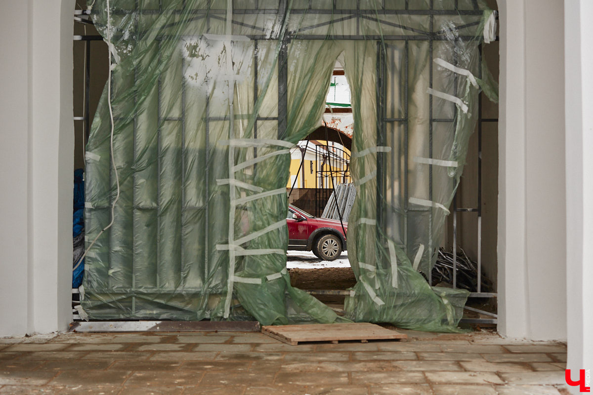 Юбилей музея под открытым небом позади, однако некоторые проекты до сих пор не закончены. Например, движение из Владимира в Суздаль по трассе Р-132 «Золотое кольцо» и сейчас вызывает много вопросов. Когда завершат капитальный ремонт на объекте и что еще в древнем городе придется доделывать в будущем году? Читайте в репортаже «Ключ-Медиа».