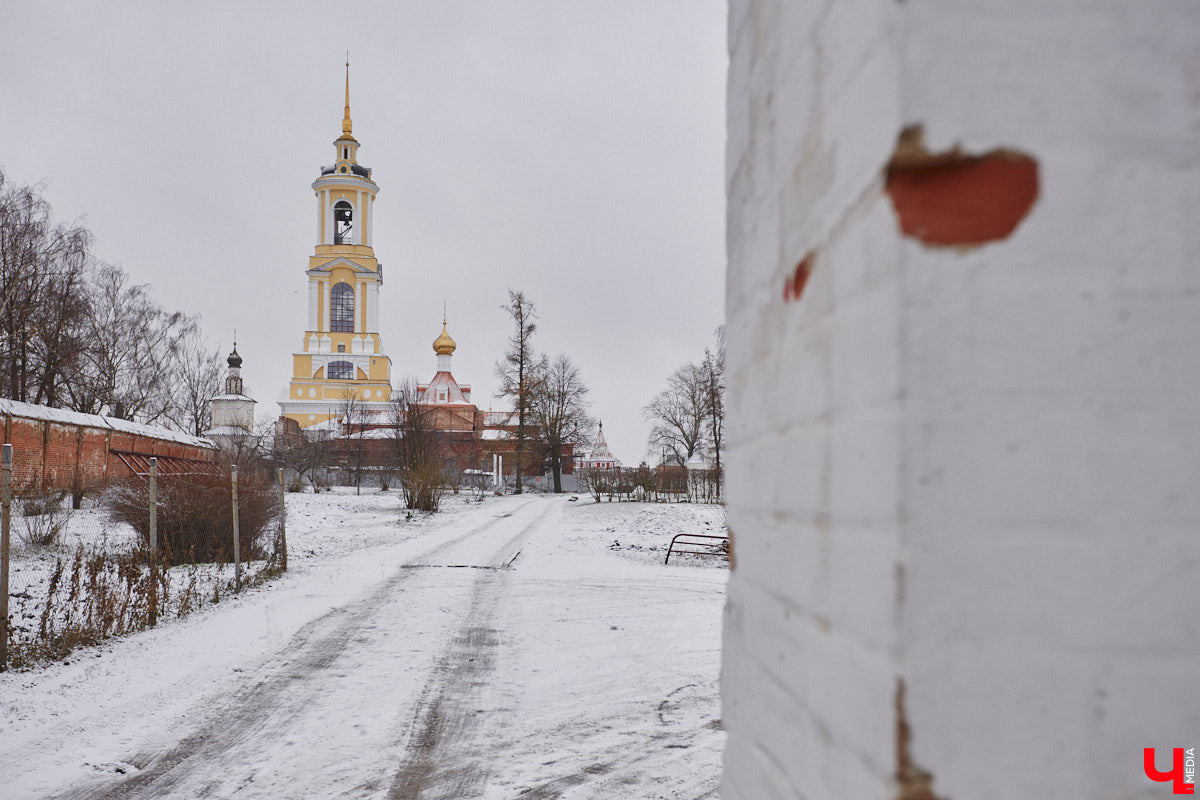 Юбилей музея под открытым небом позади, однако некоторые проекты до сих пор не закончены. Например, движение из Владимира в Суздаль по трассе Р-132 «Золотое кольцо» и сейчас вызывает много вопросов. Когда завершат капитальный ремонт на объекте и что еще в древнем городе придется доделывать в будущем году? Читайте в репортаже «Ключ-Медиа».