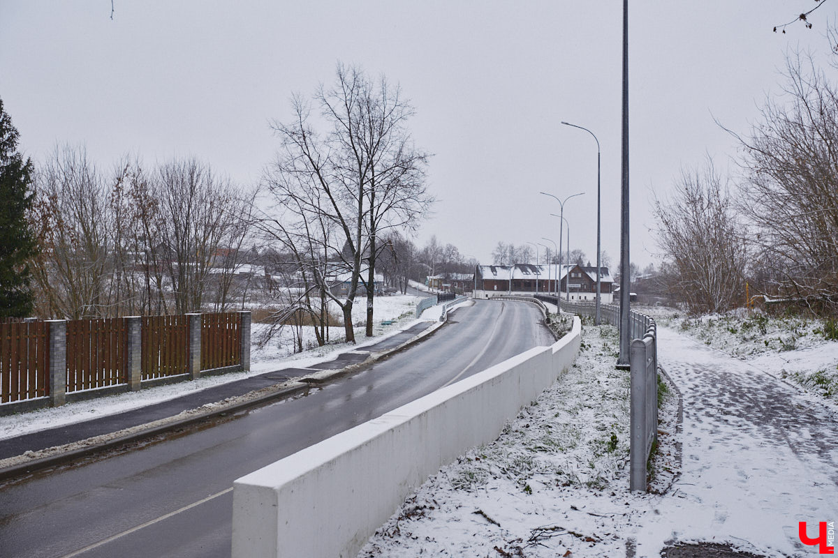 Юбилей музея под открытым небом позади, однако некоторые проекты до сих пор не закончены. Например, движение из Владимира в Суздаль по трассе Р-132 «Золотое кольцо» и сейчас вызывает много вопросов. Когда завершат капитальный ремонт на объекте и что еще в древнем городе придется доделывать в будущем году? Читайте в репортаже «Ключ-Медиа».