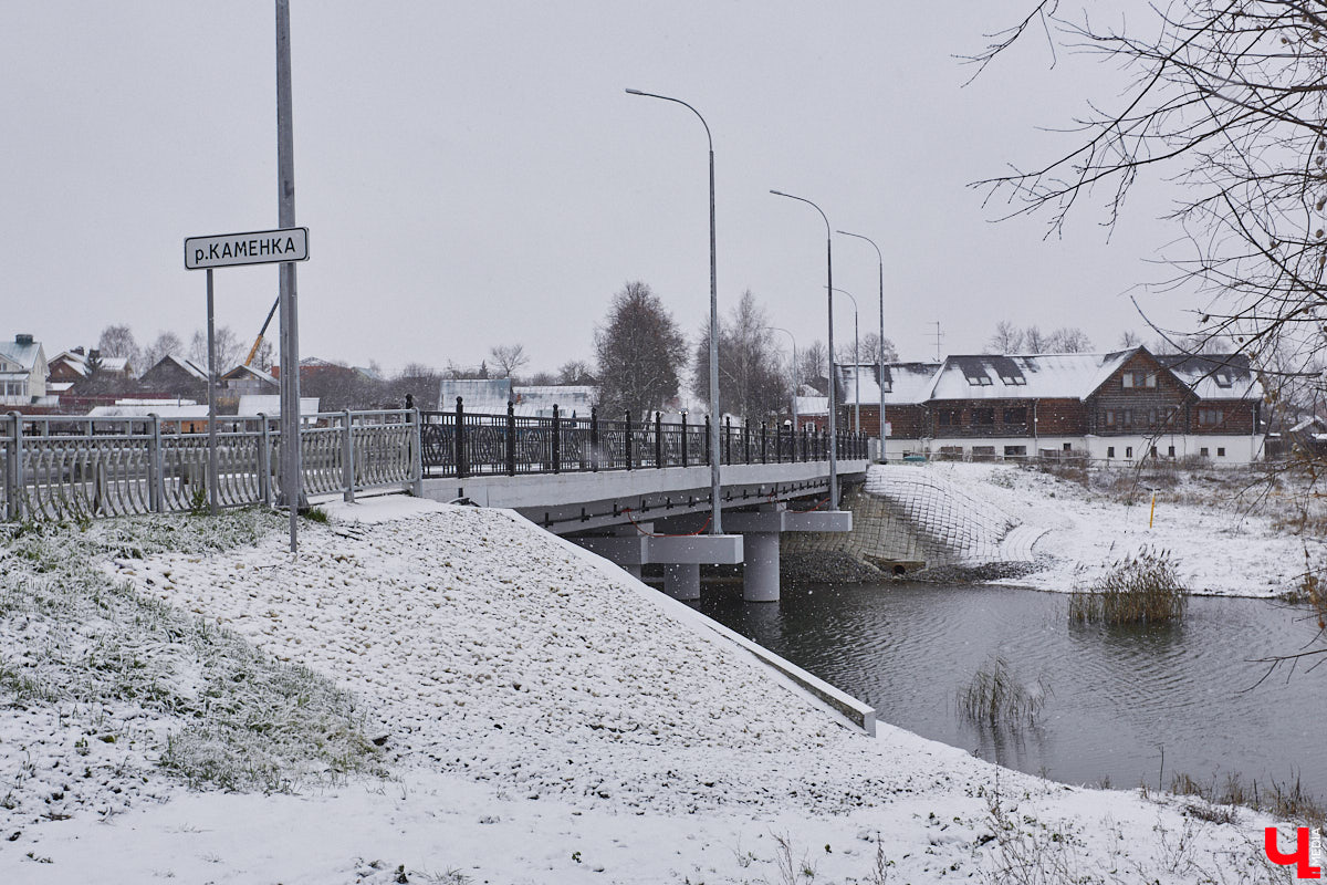 Юбилей музея под открытым небом позади, однако некоторые проекты до сих пор не закончены. Например, движение из Владимира в Суздаль по трассе Р-132 «Золотое кольцо» и сейчас вызывает много вопросов. Когда завершат капитальный ремонт на объекте и что еще в древнем городе придется доделывать в будущем году? Читайте в репортаже «Ключ-Медиа».