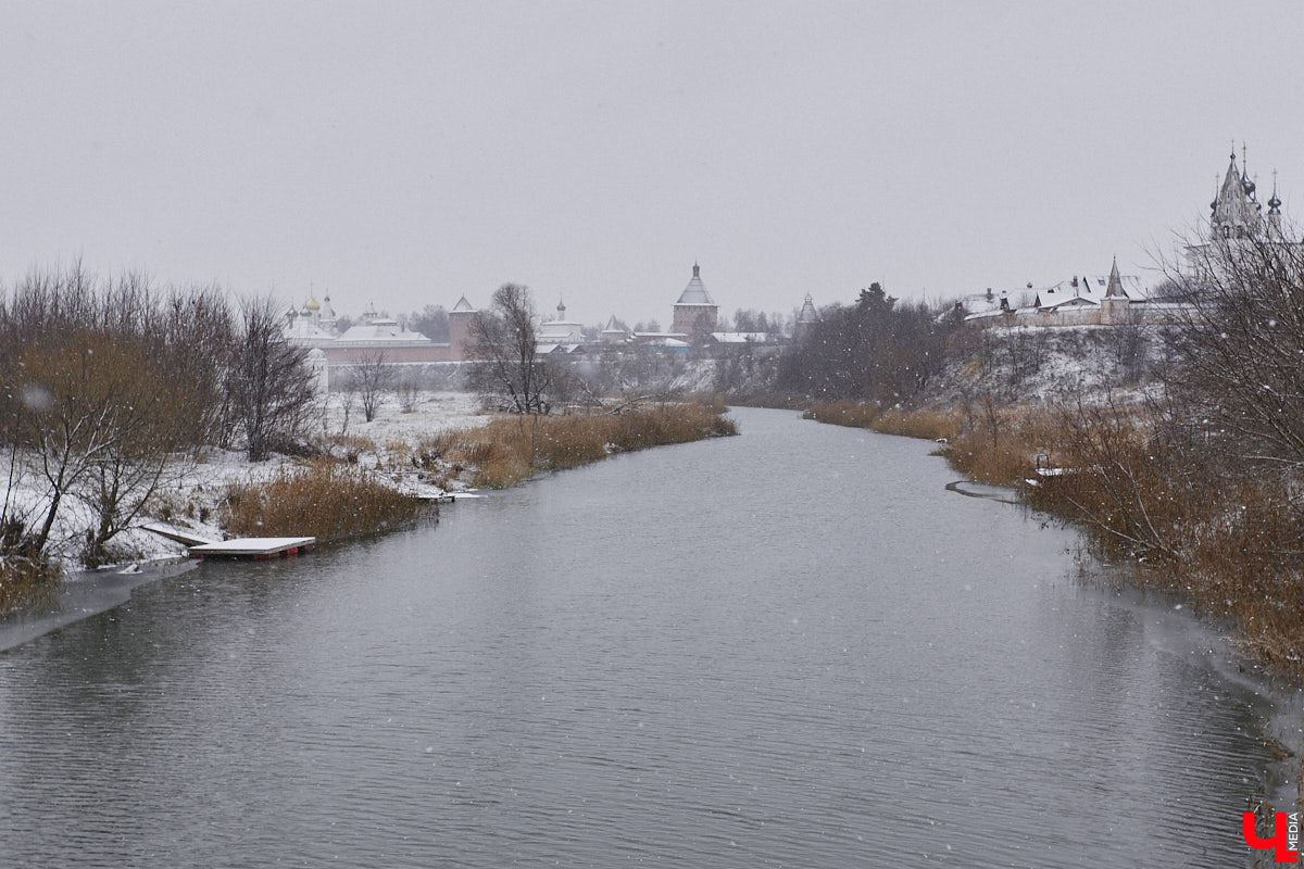 Юбилей музея под открытым небом позади, однако некоторые проекты до сих пор не закончены. Например, движение из Владимира в Суздаль по трассе Р-132 «Золотое кольцо» и сейчас вызывает много вопросов. Когда завершат капитальный ремонт на объекте и что еще в древнем городе придется доделывать в будущем году? Читайте в репортаже «Ключ-Медиа».