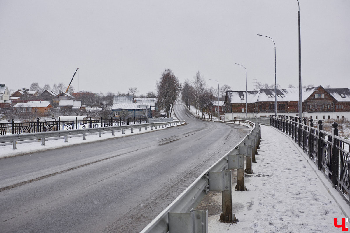 Юбилей музея под открытым небом позади, однако некоторые проекты до сих пор не закончены. Например, движение из Владимира в Суздаль по трассе Р-132 «Золотое кольцо» и сейчас вызывает много вопросов. Когда завершат капитальный ремонт на объекте и что еще в древнем городе придется доделывать в будущем году? Читайте в репортаже «Ключ-Медиа».