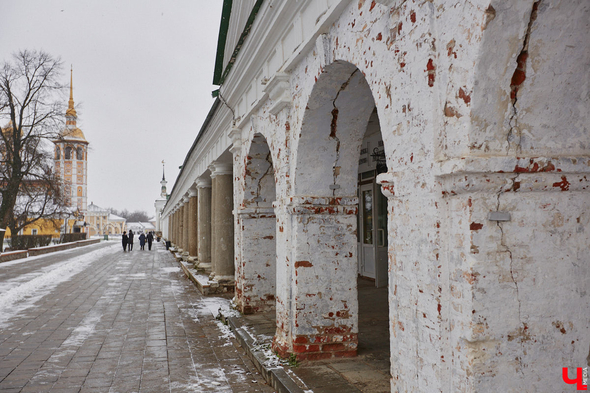 Юбилей музея под открытым небом позади, однако некоторые проекты до сих пор не закончены. Например, движение из Владимира в Суздаль по трассе Р-132 «Золотое кольцо» и сейчас вызывает много вопросов. Когда завершат капитальный ремонт на объекте и что еще в древнем городе придется доделывать в будущем году? Читайте в репортаже «Ключ-Медиа».