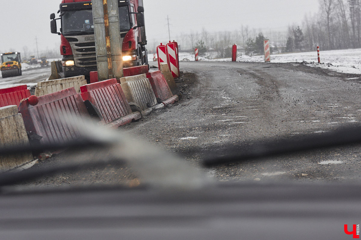 Юбилей музея под открытым небом позади, однако некоторые проекты до сих пор не закончены. Например, движение из Владимира в Суздаль по трассе Р-132 «Золотое кольцо» и сейчас вызывает много вопросов. Когда завершат капитальный ремонт на объекте и что еще в древнем городе придется доделывать в будущем году? Читайте в репортаже «Ключ-Медиа».