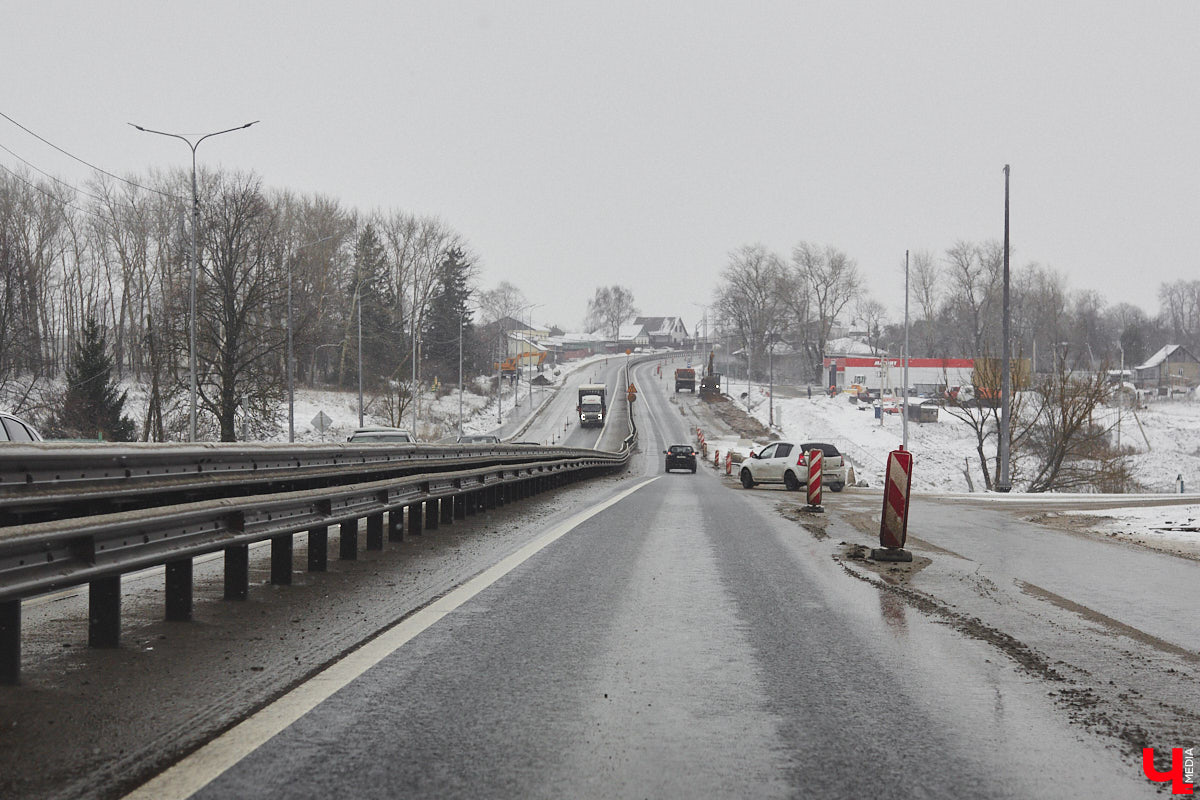 Юбилей музея под открытым небом позади, однако некоторые проекты до сих пор не закончены. Например, движение из Владимира в Суздаль по трассе Р-132 «Золотое кольцо» и сейчас вызывает много вопросов. Когда завершат капитальный ремонт на объекте и что еще в древнем городе придется доделывать в будущем году? Читайте в репортаже «Ключ-Медиа».