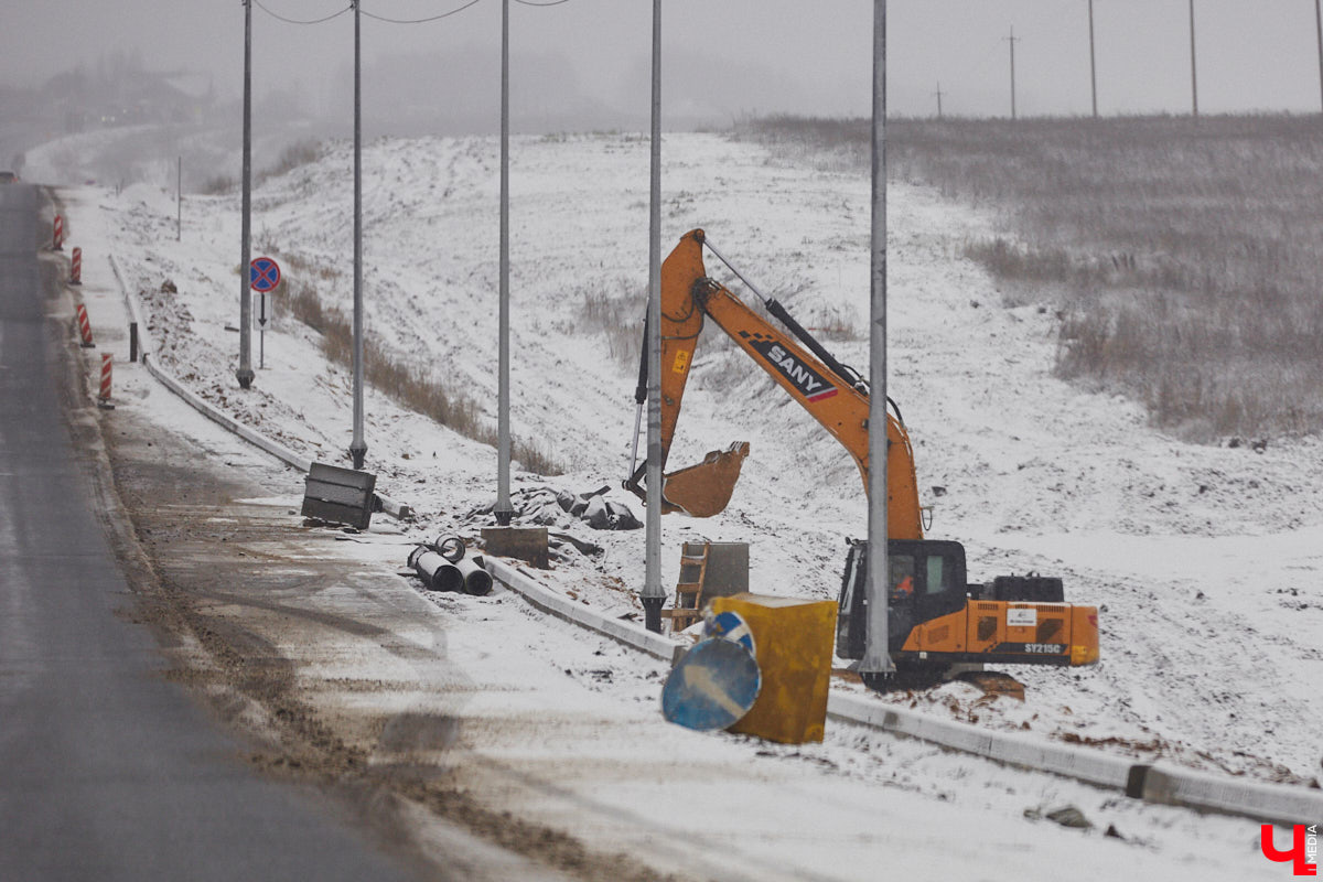 Юбилей музея под открытым небом позади, однако некоторые проекты до сих пор не закончены. Например, движение из Владимира в Суздаль по трассе Р-132 «Золотое кольцо» и сейчас вызывает много вопросов. Когда завершат капитальный ремонт на объекте и что еще в древнем городе придется доделывать в будущем году? Читайте в репортаже «Ключ-Медиа».