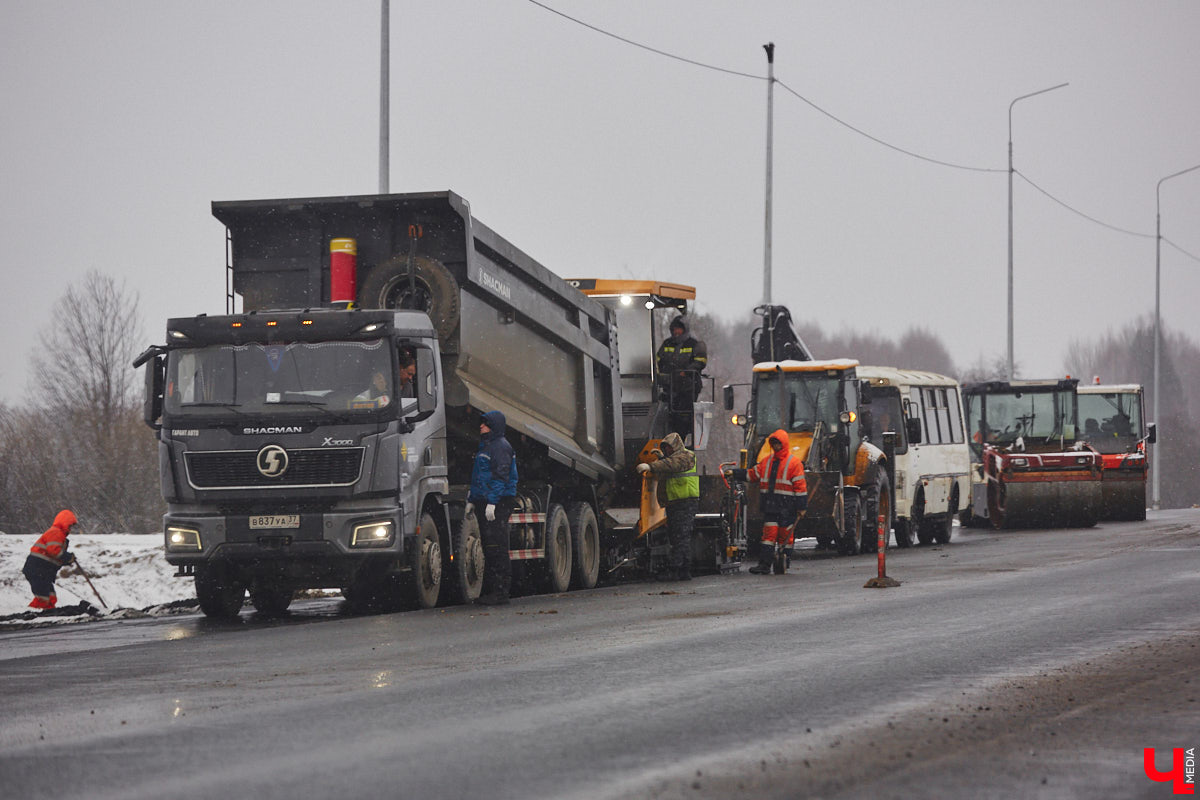 Юбилей музея под открытым небом позади, однако некоторые проекты до сих пор не закончены. Например, движение из Владимира в Суздаль по трассе Р-132 «Золотое кольцо» и сейчас вызывает много вопросов. Когда завершат капитальный ремонт на объекте и что еще в древнем городе придется доделывать в будущем году? Читайте в репортаже «Ключ-Медиа».