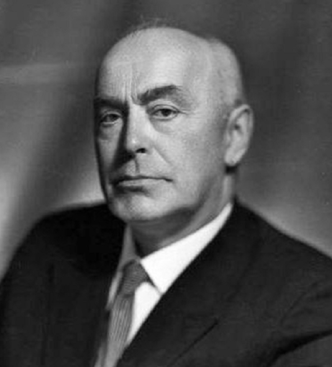 120 лет назад в областной столице родился Николай Николаевич Воронин, выдающийся ученый, археолог. Он вел беспрецедентные по своим масштабам и научной значимости раскопки в 33-м регионе и других местах. Так, например, его книга «Владимир — Боголюбово — Суздаль — Юрьев-Польский» положила начало серии путеводителей по городам Древней Руси. Жизнь доктора исторических наук была не менее выдающейся, чем его работы.