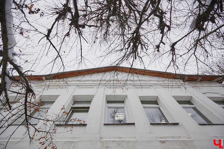 120 лет назад в областной столице родился Николай Николаевич Воронин, выдающийся ученый, археолог. Он вел беспрецедентные по своим масштабам и научной значимости раскопки в 33-м регионе и других местах. Так, например, его книга «Владимир — Боголюбово — Суздаль — Юрьев-Польский» положила начало серии путеводителей по городам Древней Руси. Жизнь доктора исторических наук была не менее выдающейся, чем его работы.