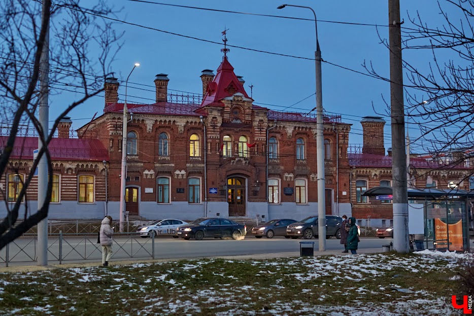 120 лет назад в областной столице родился Николай Николаевич Воронин, выдающийся ученый, археолог. Он вел беспрецедентные по своим масштабам и научной значимости раскопки в 33-м регионе и других местах. Так, например, его книга «Владимир — Боголюбово — Суздаль — Юрьев-Польский» положила начало серии путеводителей по городам Древней Руси. Жизнь доктора исторических наук была не менее выдающейся, чем его работы.