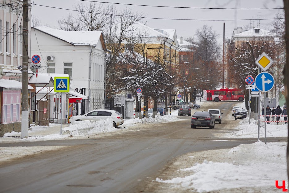 120 лет назад в областной столице родился Николай Николаевич Воронин, выдающийся ученый, археолог. Он вел беспрецедентные по своим масштабам и научной значимости раскопки в 33-м регионе и других местах. Так, например, его книга «Владимир — Боголюбово — Суздаль — Юрьев-Польский» положила начало серии путеводителей по городам Древней Руси. Жизнь доктора исторических наук была не менее выдающейся, чем его работы.