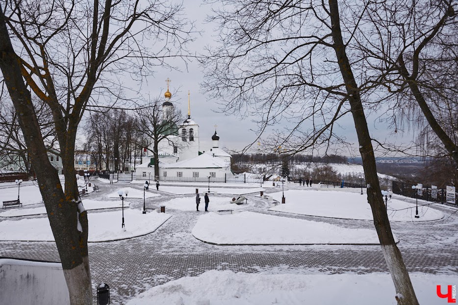 120 лет назад в областной столице родился Николай Николаевич Воронин, выдающийся ученый, археолог. Он вел беспрецедентные по своим масштабам и научной значимости раскопки в 33-м регионе и других местах. Так, например, его книга «Владимир — Боголюбово — Суздаль — Юрьев-Польский» положила начало серии путеводителей по городам Древней Руси. Жизнь доктора исторических наук была не менее выдающейся, чем его работы.
