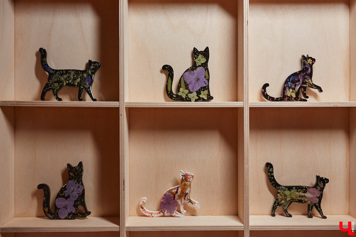 Эпоксидная смола — уникальный материал, позволяющий создавать множество разнообразных изделий. Мастерица из Владимира Марина Москвина вышла за рамки привычных сувениров и делает из эпоксидной смолы мини-наличники, отражающие историю быта наших предков.