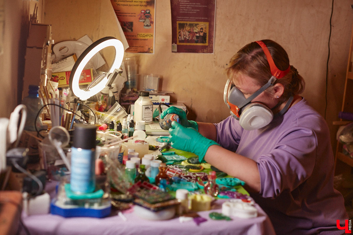 Эпоксидная смола — уникальный материал, позволяющий создавать множество разнообразных изделий. Мастерица из Владимира Марина Москвина вышла за рамки привычных сувениров и делает из эпоксидной смолы мини-наличники, отражающие историю быта наших предков.