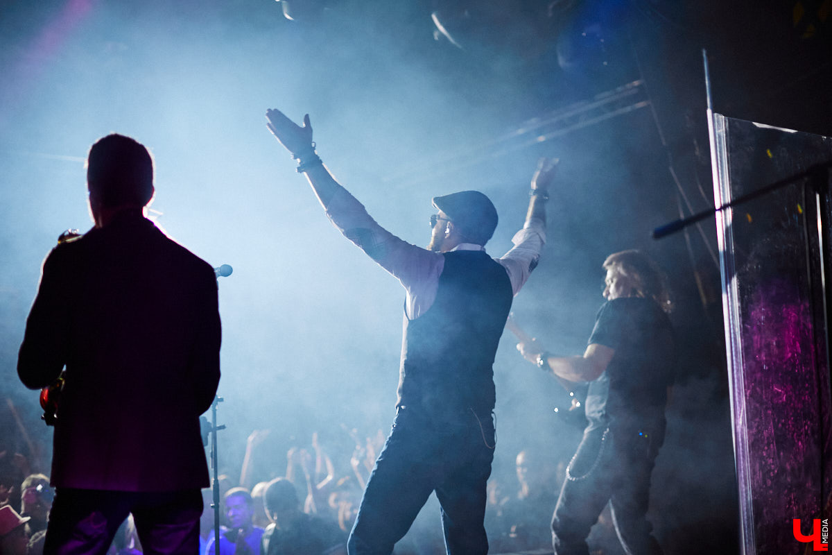 У группы «Рекорд Оркестр» все меньше шутливых песен, но «Джигит и НЛО» — одна из них. Зажигательный сингл по мотивам «Лады Седан» уже появился на цифровых площадках и активно разогревает толпу на концертах. В историю появления хита «Ключ-Медиа» посвятил фронтмен владимирского коллектива Тимофей Копылов.