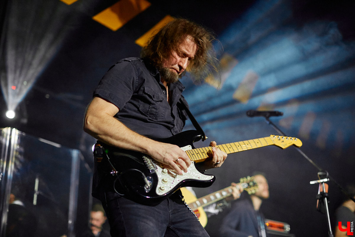 У группы «Рекорд Оркестр» все меньше шутливых песен, но «Джигит и НЛО» — одна из них. Зажигательный сингл по мотивам «Лады Седан» уже появился на цифровых площадках и активно разогревает толпу на концертах. В историю появления хита «Ключ-Медиа» посвятил фронтмен владимирского коллектива Тимофей Копылов.