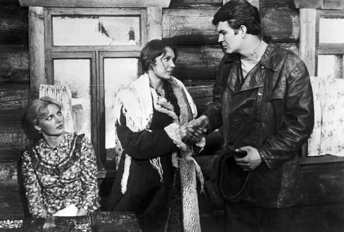 Бывшая резиденция Ивана Грозного не может похвастаться таким паломничеством кинематографистов, как Владимир и тем более Суздаль. Но пару шедевров и несколько вполне достойных кинолент сняли и там. Причем первые в области съемки аж в 1926 году проходили именно в Александрове. «Ключ-Медиа» собрал фильмы и сериалы, в которых город 33-го региона стал полноценным участником фильма или же, напротив, скромно выступал в роли незаметного статиста.