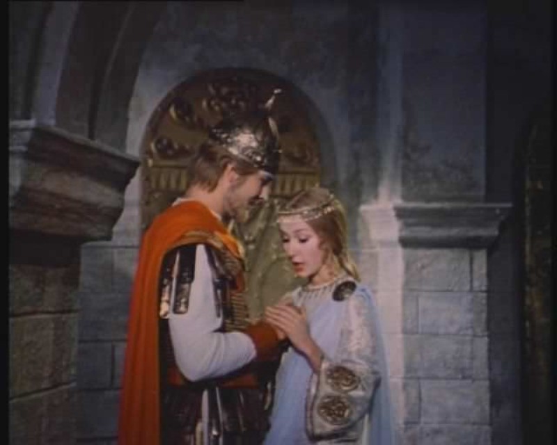 Бывшая резиденция Ивана Грозного не может похвастаться таким паломничеством кинематографистов, как Владимир и тем более Суздаль. Но пару шедевров и несколько вполне достойных кинолент сняли и там. Причем первые в области съемки аж в 1926 году проходили именно в Александрове. «Ключ-Медиа» собрал фильмы и сериалы, в которых город 33-го региона стал полноценным участником фильма или же, напротив, скромно выступал в роли незаметного статиста.