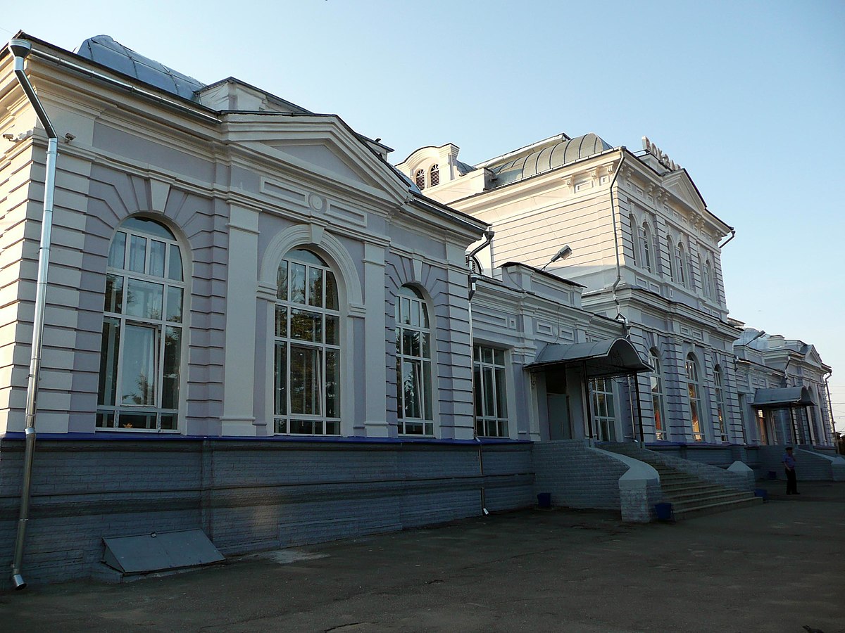 Бывшая резиденция Ивана Грозного не может похвастаться таким паломничеством кинематографистов, как Владимир и тем более Суздаль. Но пару шедевров и несколько вполне достойных кинолент сняли и там. Причем первые в области съемки аж в 1926 году проходили именно в Александрове. «Ключ-Медиа» собрал фильмы и сериалы, в которых город 33-го региона стал полноценным участником фильма или же, напротив, скромно выступал в роли незаметного статиста.