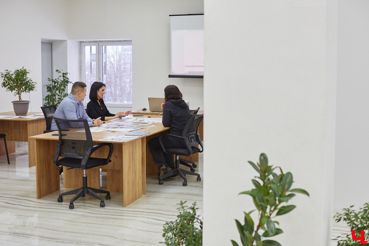 Пока Лыбедская магистраль — недружелюбная для пешеходов территория. Но эта ситуация скоро изменится. Там появится линейный парк с озеленением и точками притяжения, который должен замкнуть контур туристического маршрута по границам древнего города. С проектом благоустройства «Ключ-Медиа» познакомили его авторы.