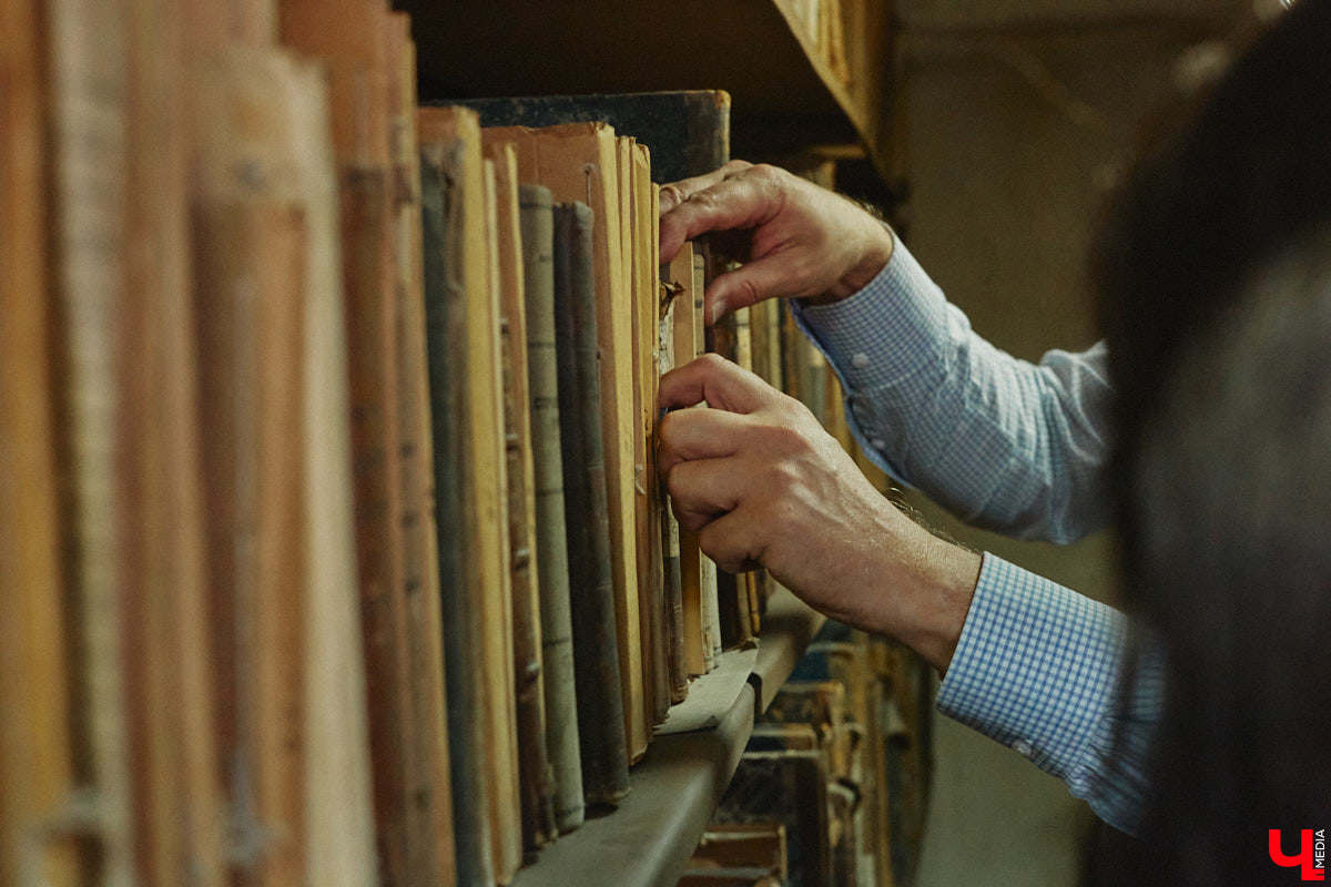 Мы двигаемся вперед, но продолжаем обращаться к прошлому. Во Владимире его хранителями являются сотрудники архива, к которым «Ключ-Медиа» и заглянул в гости. Нам показали ревизские сказки, рассказали о ценных документах XVI века и других любопытных раритетах. Предлагаем погрузиться в тайны истории вместе с нами!