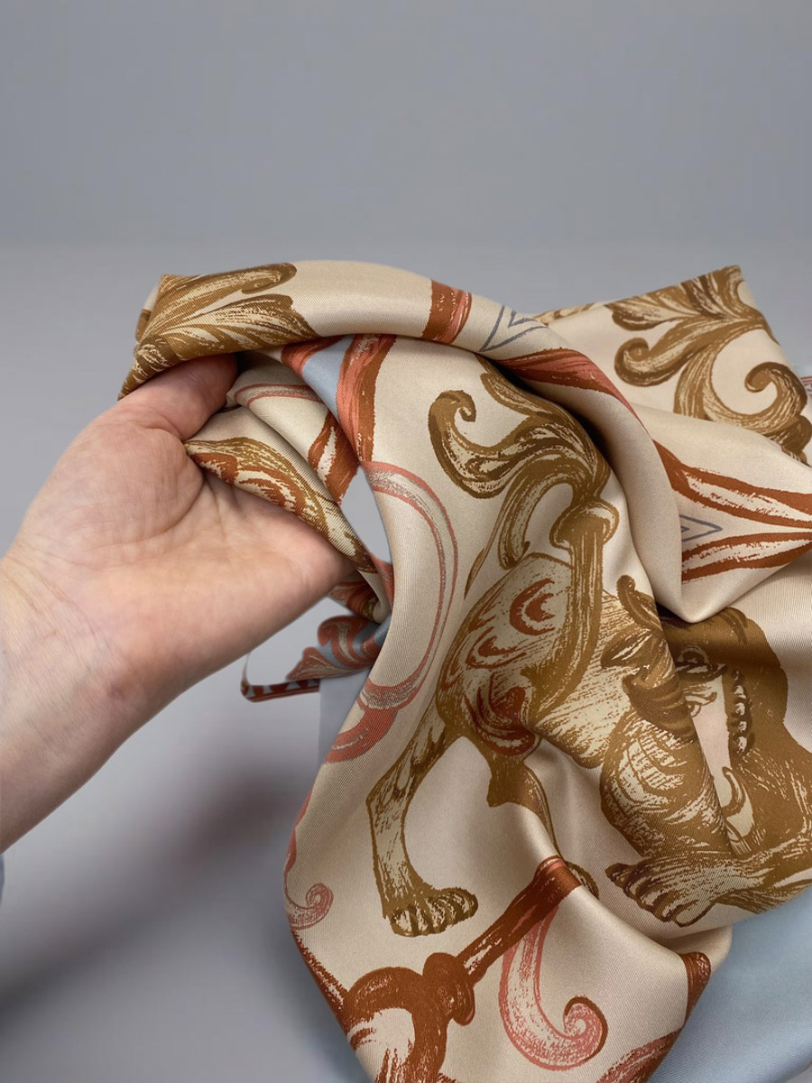 Адепты стиля «тихая роскошь» на вопрос: «Какой элемент является наиболее убедительным доказательством принадлежности высшему обществу?» однозначно ответят: «Платок!». Тем более в России появились дизайнеры, постепенно превращающие аксессуар с русскими мотивами в культовый атрибут каждой модницы! Особое место в списке занимают дропы, посвященные белокаменному зодчеству Владимиро-Суздальской Руси.