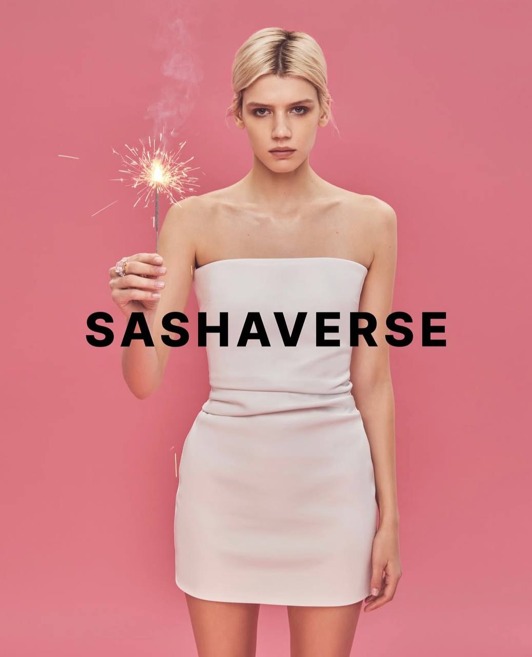 Нет более вечного вопроса под Новый год, чем «Что же надеть?» Одному из самых известных российских дизайнеров и, кстати, нашему земляку Александру Терехову всегда удается находить нужный ответ. Его бренд SASHAVERSE представил праздничную капсульную коллекцию. А главной ее звездой снова стала актриса Анастасия Красовская, известная по сериалам «Слово пацана», «Черная весна» и «Дайте шоу».