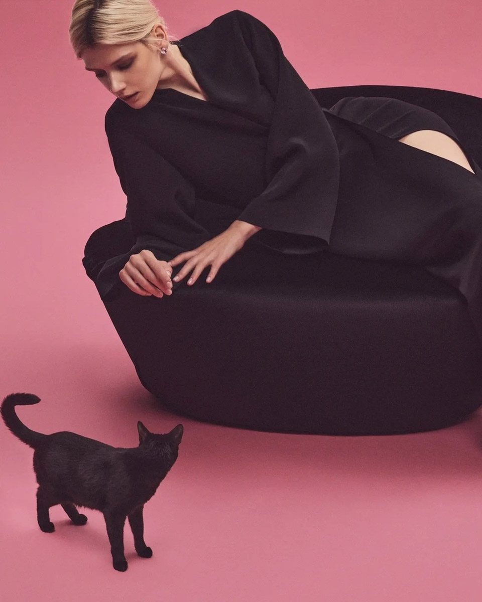 Нет более вечного вопроса под Новый год, чем «Что же надеть?» Одному из самых известных российских дизайнеров и, кстати, нашему земляку Александру Терехову всегда удается находить нужный ответ. Его бренд SASHAVERSE представил праздничную капсульную коллекцию. А главной ее звездой снова стала актриса Анастасия Красовская, известная по сериалам «Слово пацана», «Черная весна» и «Дайте шоу».