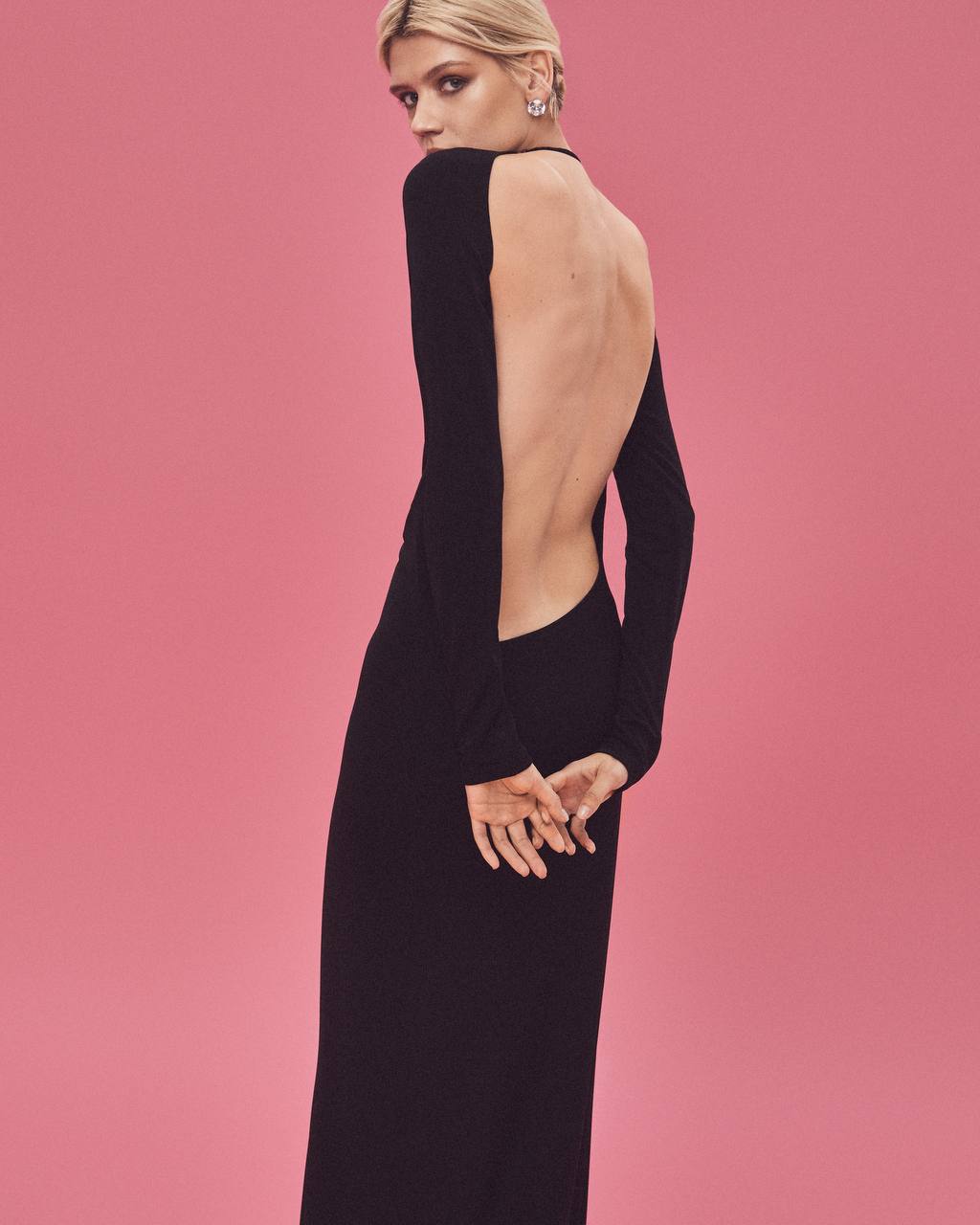 Нет более вечного вопроса под Новый год, чем «Что же надеть?» Одному из самых известных российских дизайнеров и, кстати, нашему земляку Александру Терехову всегда удается находить нужный ответ. Его бренд SASHAVERSE представил праздничную капсульную коллекцию. А главной ее звездой снова стала актриса Анастасия Красовская, известная по сериалам «Слово пацана», «Черная весна» и «Дайте шоу».