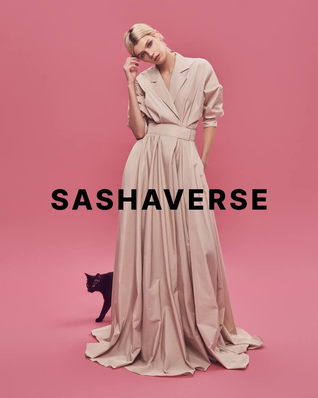 Нет более вечного вопроса под Новый год, чем «Что же надеть?» Одному из самых известных российских дизайнеров и, кстати, нашему земляку Александру Терехову всегда удается находить нужный ответ. Его бренд SASHAVERSE представил праздничную капсульную коллекцию. А главной ее звездой снова стала актриса Анастасия Красовская, известная по сериалам «Слово пацана», «Черная весна» и «Дайте шоу».
