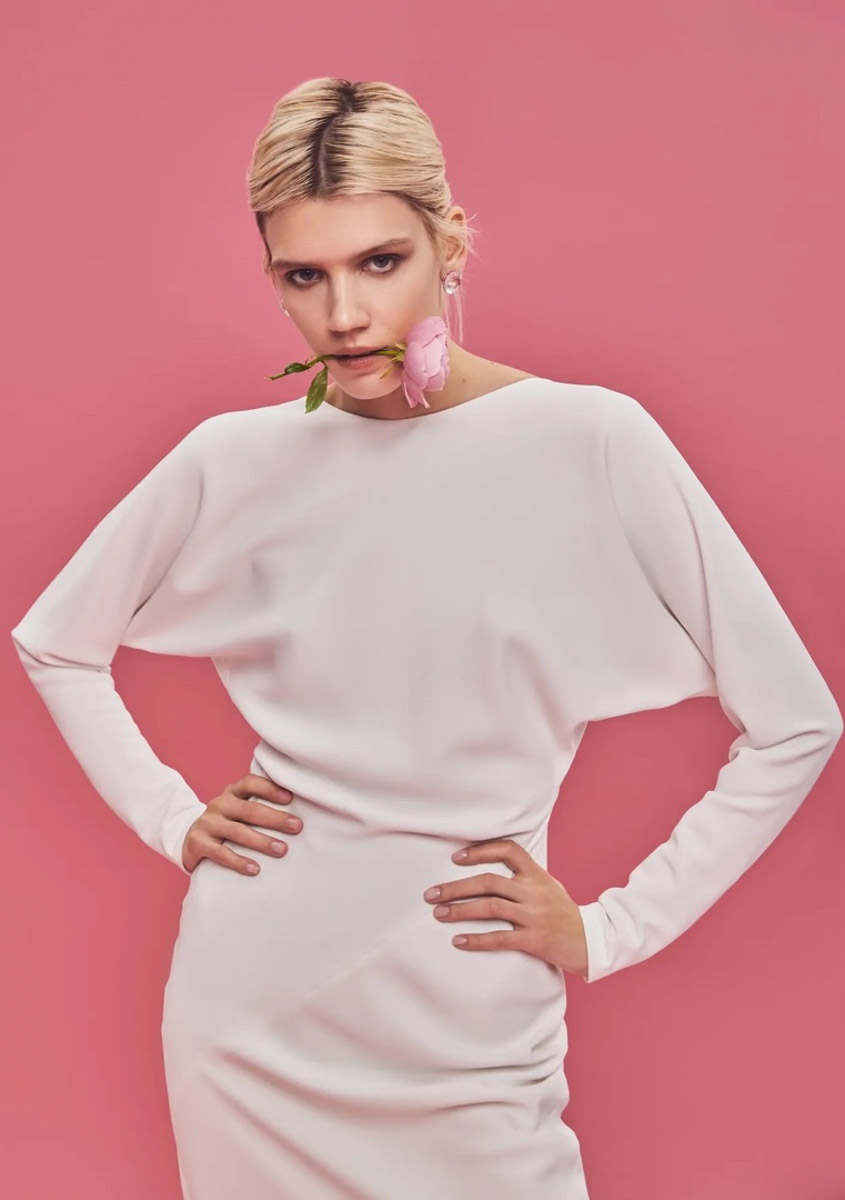 Нет более вечного вопроса под Новый год, чем «Что же надеть?» Одному из самых известных российских дизайнеров и, кстати, нашему земляку Александру Терехову всегда удается находить нужный ответ. Его бренд SASHAVERSE представил праздничную капсульную коллекцию. А главной ее звездой снова стала актриса Анастасия Красовская, известная по сериалам «Слово пацана», «Черная весна» и «Дайте шоу».