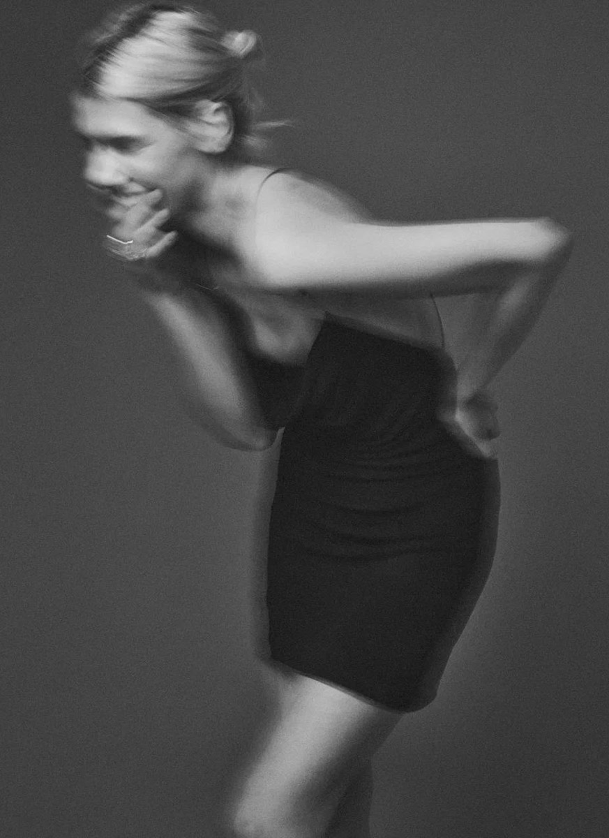 Нет более вечного вопроса под Новый год, чем «Что же надеть?» Одному из самых известных российских дизайнеров и, кстати, нашему земляку Александру Терехову всегда удается находить нужный ответ. Его бренд SASHAVERSE представил праздничную капсульную коллекцию. А главной ее звездой снова стала актриса Анастасия Красовская, известная по сериалам «Слово пацана», «Черная весна» и «Дайте шоу».