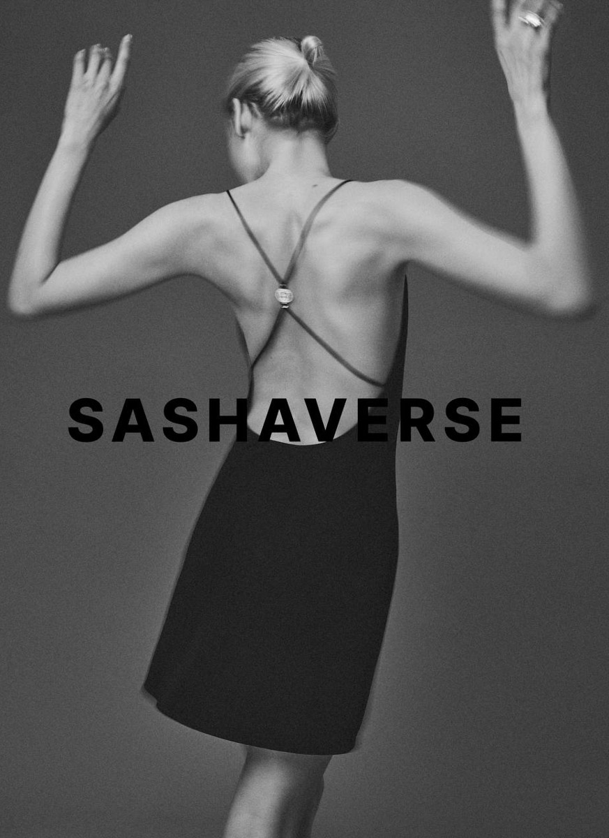 Нет более вечного вопроса под Новый год, чем «Что же надеть?» Одному из самых известных российских дизайнеров и, кстати, нашему земляку Александру Терехову всегда удается находить нужный ответ. Его бренд SASHAVERSE представил праздничную капсульную коллекцию. А главной ее звездой снова стала актриса Анастасия Красовская, известная по сериалам «Слово пацана», «Черная весна» и «Дайте шоу».