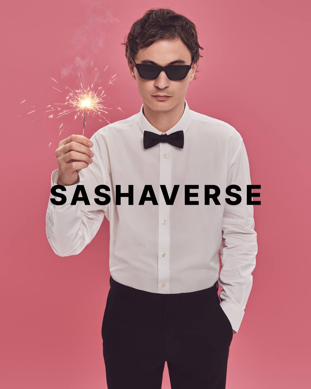 Нет более вечного вопроса под Новый год, чем «Что же надеть?» Одному из самых известных российских дизайнеров и, кстати, нашему земляку Александру Терехову всегда удается находить нужный ответ. Его бренд SASHAVERSE представил праздничную капсульную коллекцию. А главной ее звездой снова стала актриса Анастасия Красовская, известная по сериалам «Слово пацана», «Черная весна» и «Дайте шоу».